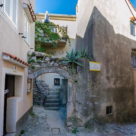 Ferienwohnung Under Ancient Roofs Vrbnik Exterior foto