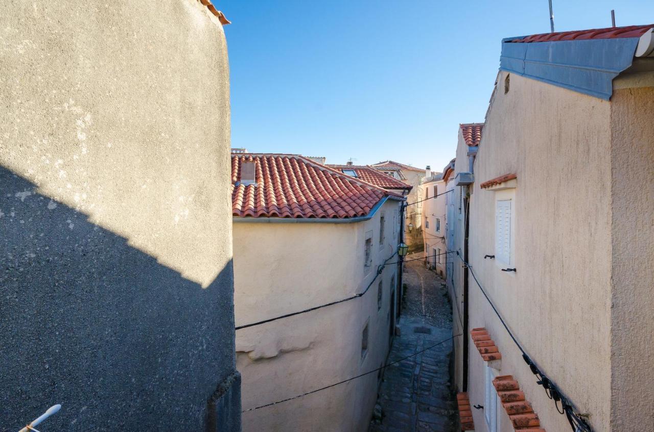 Ferienwohnung Under Ancient Roofs Vrbnik Exterior foto
