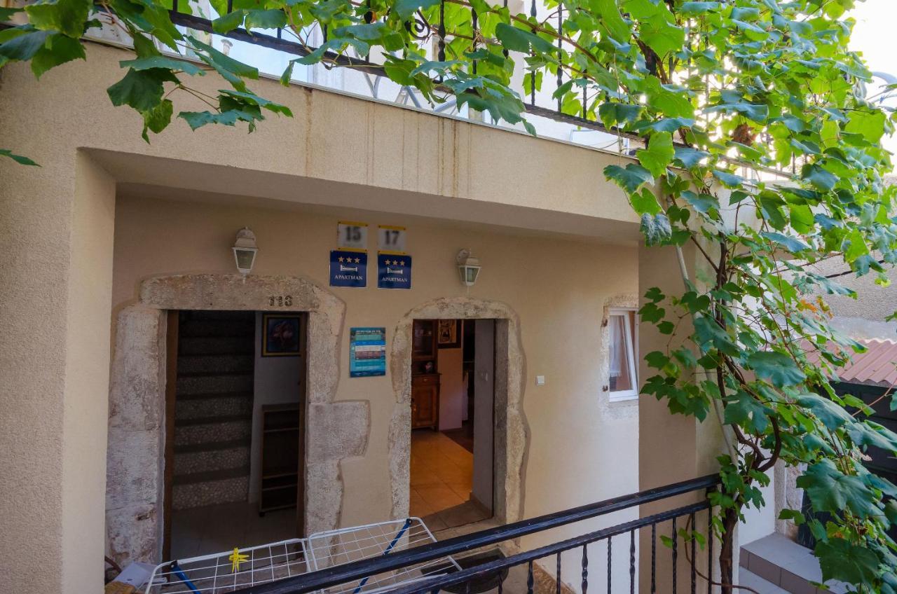 Ferienwohnung Under Ancient Roofs Vrbnik Exterior foto